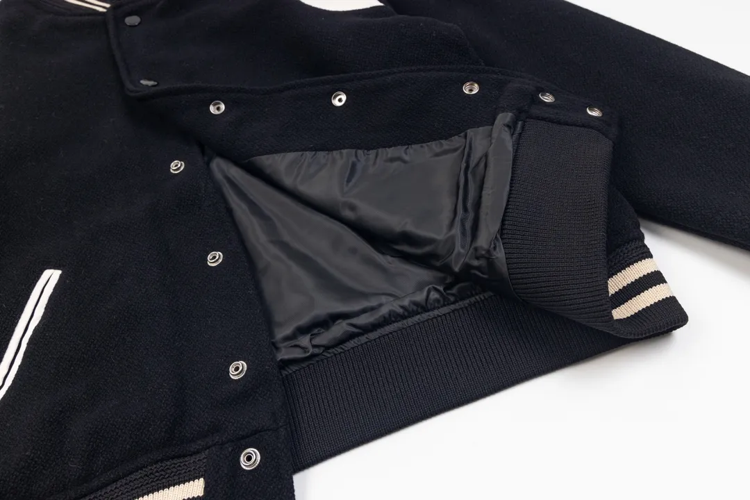 P450 top wool version. The high version is available in stock sizes. Saint Laure slp classic leather patchwork black and white baseball collar jacket. The original version is 1:1 to develop the highest version on the Internet. It took 2 months to customize pure wool fabric and jacquard ribbing (ordinary machines cannot achieve this jacquard effect). The version is super handsome. The patchwork position is very particular about the parking space technology. Whether the whole dress looks good depends on the position 46-48-50-52.